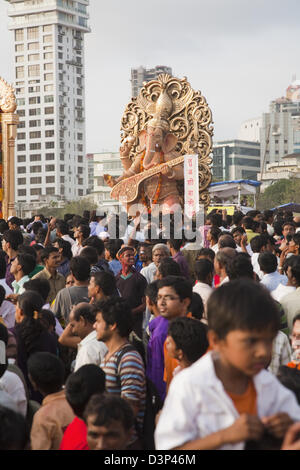 Idole de la Déesse Saraswati Seigneur Ganesha représentant à la cérémonie d'immersion, Mumbai, Maharashtra, Inde Banque D'Images