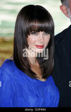 L'actrice canadienne Mia Kirshner sourit pendant un appel de photos après la première de son nouveau film 'Le Dahlia Noir' au 63e Festival du Film de Venise, Italie, le mercredi, 30 août 2006. Photo : Hubert Boesl Banque D'Images