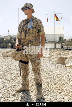 Un soldat de la Bundeswehr allemande de l'Équipe provinciale de reconstruction (EPR) illustré à Masar-i-Scharif, dans le nord de l'Afghanistan, le mardi, 22 août 2006. Photo : Marcel Mettelsiefen Banque D'Images