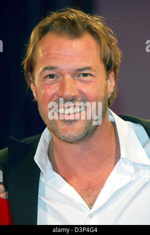 L'acteur allemand Sebastian Koch arrive souriant à la première de son film 'Zwartboek' (alias 'Black book') au 63e Festival du Film de Venise à Venise, Italie, 01 septembre 2006. Photo : Hubert Boesl Banque D'Images