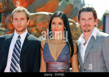 (L-R) l'acteur américain Mark Webber, actrice colombienne Catalina Sandino Moreno et l'acteur américain, réalisateur et scénariste Ethan Hawke poser pour les caméras qu'ils arrivent pour la première de leur film 'l'État plus chaude' à la 63e Festival du Film de Venise à Venise, Italie, 02 septembre 2006. Photo : Hubert Boesl Banque D'Images