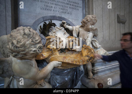 Un bénitier ou police saint waterin contenant de la basilique St Pierre à Rome Banque D'Images