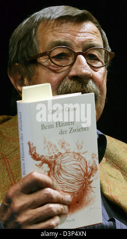 L'auteur allemand Guenter Grass présente son livre autobiographique "l'épluchage des oignons" lors de sa présentation à Berlin, en Allemagne, lundi, 04 septembre 2006. Il a appliqué son attitude de s'exprimer librement malgré les critiques prononcées sur sa manière. L'herbe fait partie de la Waffen-SS DURANT LA SECONDE GUERRE MONDIALE ce qu'il admet dans son livre. Photo : Michael Hanschke Banque D'Images