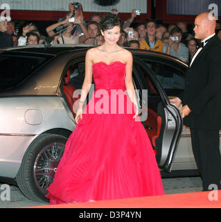 L'actrice chinoise Zhang Ziyi pose pour les caméras qu'elle arrive à la première de son nouveau film 'Ye Yan' au 63e Festival du Film de Venise à Venise, Italie, 03 septembre 2006. Photo : Nicolas Khayat Banque D'Images