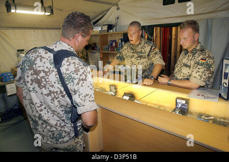 Un soldat de la Bundeswehr allemande de l'Équipe provinciale de reconstruction (EPR) achète des bonbons au kiosque du camp de la Bundeswehr à Mazar-i-Sharif, en Afghanistan, le 22 août 2006. Photo : Marcel Mettelsiefen Banque D'Images