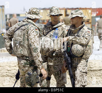 Trois soldats de la Bundeswehr allemande de l'Équipe provinciale de reconstruction (EPR) chat dans le camp de la Bundeswehr de Kunduz, Afghanistan, le 22 août 2006. Photo : Marcel Mettelsiefen Banque D'Images