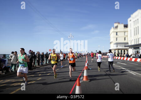 Les concurrents et des collectes de fonds' participer à la Brighton demi-marathon en février 2013 Banque D'Images