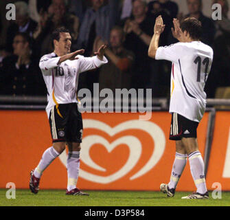 Les U21 national soccer player Patrick Helmes (R) célèbre son but avec coéquipier 3-0 Piotr Trochowski au cours de la qualification de l'encontre de la Roumanie au Jade stadium à Wilhelmshaven, Allemagne, mardi, 05 septembre 2006. L'Allemagne a du style pour vaincre la Roumanie 5-1 et le joint d'une place dans le vendredi pour le championnat d'Europe des moins de 21 200 Banque D'Images