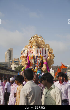 Les gens de procession religieuse lors de Ganpati visarjan cérémonie, Mumbai, Maharashtra, Inde Banque D'Images