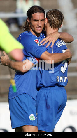 Diego Kliemonwicz (L) de Wolfsburg cheers avec son coéquipier Kevin Hofland marquant le 1-3 au cours de la DFB 1er tour match FC Bremerhaven vs VfL Wolfsburg en mer du Nord stade de Bremerhaven, Allemagne, 10 septembre 2006. Wolfsburg a remporté le match 1-3. Photo : Carmen Jaspersen Banque D'Images