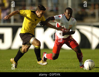 Faton Popova (L) s'acharne pour Aix-la-Chapelle de la balle avec Stuttgart, Arthur Boka (R) au cours de la DFB 1er tour match Alemannia Aachen contre le VfB Stuttgart au Tivoli de Aix-la-Chapelle, Allemagne, 09 septembre 2006. Photo : Uwe Anspach Banque D'Images