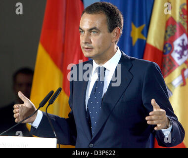 Le Premier ministre espagnol Jose Luis Rodriguez Zapatero prend la parole à une conférence de presse conjointe à l'consultations du gouvernement dans Meersburg, Allemagne, mardi 12 septembre 2006. L'objet de ces pourparlers ont été sur des thèmes économiques et de la crise au Liban. Photo : Norbert Foersterling Banque D'Images