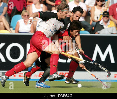 Joueur de hockey sur le terrain national allemand Bjoern Emmerling (L) rivalise avec la Corée du Sud, Nam Yong Lee pour la balle pendant la Coupe du monde de hockey 2006 groupe B avant-match à Moenchengladbach, Allemagne, mercredi 13 septembre 2006. Photo : Achim Scheidemann Banque D'Images