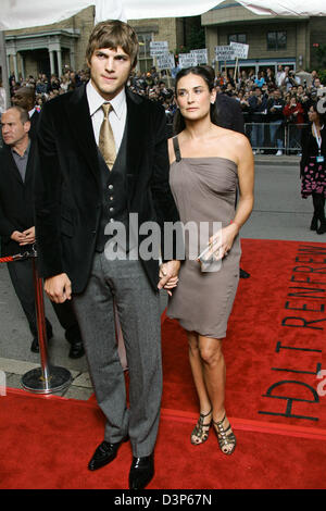 Demi Moore et Ashton Kutcher arrive à la première de 'Bobby' au Roy Thomson Hall à Toronto, Canada, jeudi, 14 septembre 2006. Photo : Hubert Boesl. Banque D'Images