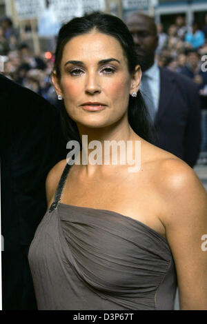 Demi Moore arrive à la première du film 'Bobby' à la Thomson Hall pendant le Festival International du Film de Toronto, Canada, jeudi, 14 septembre 2006. Photo : Hubert Boesl Banque D'Images