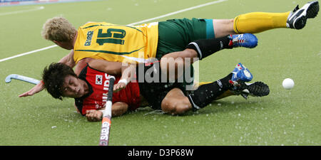 Le hockey australien George Bevan international (ci-dessus) et la Corée du Sud, Nam Yong Lee illustré en action au cours de la demi-finale l'Australie contre la Corée du Sud à la Coupe du monde de hockey en 2006, l'Allemagne, Moenchengladbach Vendredi, 15 septembre 2006. Photo : Achim Scheidemann Banque D'Images