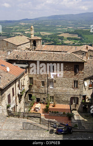 (Afp) - La photo montre la vue sur les toits de Todi, Italie, 05 mai 2006. Photo : Lars Halbauer Banque D'Images