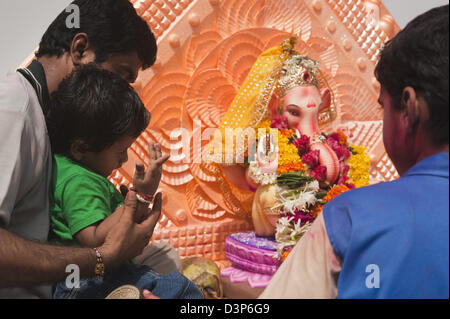 L'adoration de l'idole de la famille Seigneur Ganesha, Mumbai, Maharashtra, Inde Banque D'Images