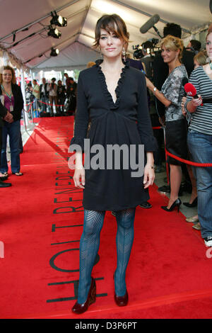L'actrice américaine Parker Posey arrive sur le tapis rouge pour la première mondiale de son film 'pour' au 31e Festival International du Film de Toronto à Toronto, Canada, dimanche, 10 septembre 2006. Photo : Hubert Boesl Banque D'Images