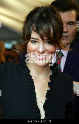 L'actrice américaine Parker Posey arrive sur le tapis rouge pour la première mondiale de son film 'pour' au 31e Festival International du Film de Toronto à Toronto, Canada, dimanche, 10 septembre 2006. Photo : Hubert Boesl Banque D'Images