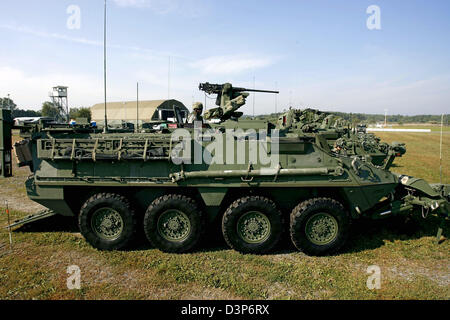 Un 'Stryker' véhicule blindé en photo dans les locaux de l'armée américaine en Vilseck, Allemagne, 15 septembre 2006. 4 000 soldats de l'US Army Stryker Cavalry Regiment '2e' sont déployés dans Vilseck depuis septembre 2006. Il est l'un des cinq de la brigade au monde équipé de la 'Stryker moderne et de nouveaux véhicules blindés". Photo : Daniel Karmann Banque D'Images