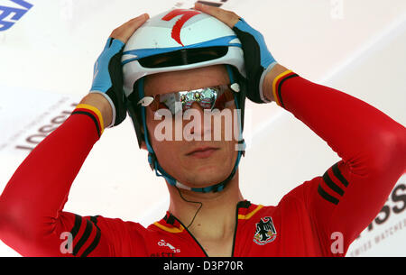 Champion cycliste allemand Sebastian Lang de Erfurt se trouve à la ligne de départ avant la course contre la montre élite hommes du Championnat du monde de cyclisme sur route à Salzbourg, Autriche, le jeudi 21 septembre 2006. Photo : Gero Breloer Banque D'Images