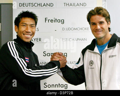 Joueur de Coupe Davis de Thaïlande Paradorn Srichaphan (L) et l'Allemand Tommy Haas (R) se serrer la main lors d'une conférence de presse au Club de Rochus Duesseldorf Duesseldorf, Allemagne, vendredi, 22 septembre 2006. La Coupe Davis la relégation match entre l'Allemagne et la Thaïlande se déroule du vendredi 22 au dimanche, 24 Septembre, 2006. Photo : Roland Weihrauch Banque D'Images