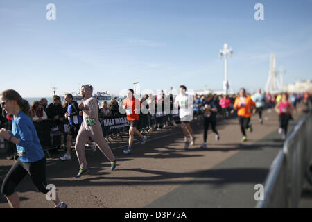 Les concurrents et des collectes de fonds' participer à la Brighton demi-marathon en février 2013 Banque D'Images