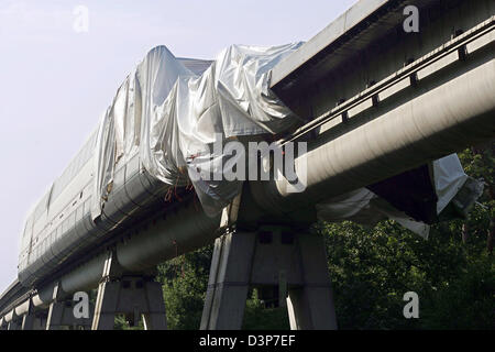 L'épave du maglev train qui s'est écrasé le 21 septembre 2006 est couverte par le tissu sur la voie 5m au-dessus du sol dans la région de Lathen, Allemagne, lundi 25 septembre 2006. 23 personnes sont décédées. Photo : Ingo Wagner Banque D'Images