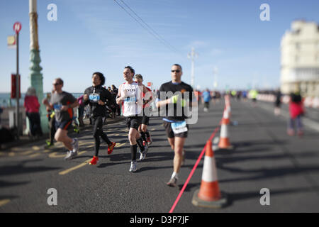 Les concurrents et des collectes de fonds' participer à la Brighton demi-marathon en février 2013 Banque D'Images