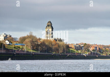 Promenade de Seacombe à Egremont, Wallasey avec Hôtel de ville en arrière-plan. Wallasey, Merseyside, Angleterre, Royaume-Uni. Février 2013 Banque D'Images