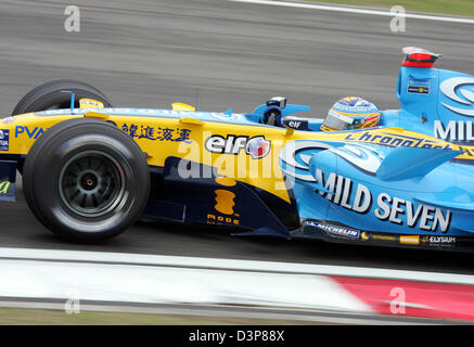 Pilote de Formule 1 espagnol Fernando Alonso de Renault F1 en action au cours de la troisième session d'essais pour le Grand Prix de Chine sur le Circuit International de Shanghai, près de Shanghai, Chine, samedi, 30 septembre 2006. 2006 Le Grand Prix de Chine de Formule 1 aura lieu le dimanche 01 octobre 2006. Photo : Gero Breloer Banque D'Images