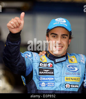 Pilote de Formule 1 espagnol Fernando Alonso de Renault F1 Thumbs up après il a inscrit le meilleur temps de la séance de qualification pour les Chinois Gand Prix sur le Circuit International de Shanghai, près de Shanghai, Chine, samedi, 30 septembre 2006. 2006 Le Grand Prix de Chine de Formule 1 aura lieu le dimanche 01 octobre 2006. Photo : Gero Breloer Banque D'Images