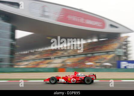 L'Allemand Michael Schumacher pilote de Formule 1 de la Scuderia Ferrari en action au cours de la troisième session d'essais pour le Grand Prix de Chine sur le Circuit International de Shanghai, près de Shanghai, Chine, le samedi 30 septembre 2006. 2006 Le Grand Prix de Chine de Formule 1 aura lieu le dimanche 01 octobre 2006. Photo : dpa Gero Breloer Banque D'Images
