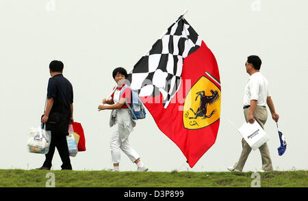 Fans de Formule Un chinois à pied avec un drapeau Ferrari près du Circuit International de Shanghai, près de Shanghai, Chine, le samedi 30 septembre 2006. 2006 Le Grand Prix de Formule 1 de Chine aura lieu le dimanche 01 octobre 2006. Photo : Gero Breloer Banque D'Images
