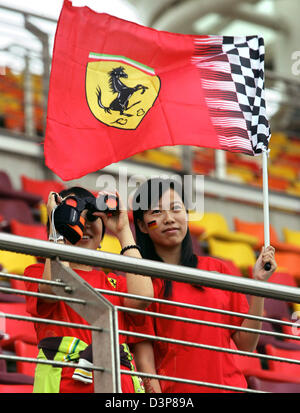 Les fans de F1 cheer chinois avec un drapeau sur le grand stand du Circuit International de Shanghai, près de Shanghai, Chine, le samedi 30 septembre 2006. 2006 Le Grand Prix de Chine de Formule 1 aura lieu le dimanche 01 octobre 2006. Photo : Gero Breloer Banque D'Images