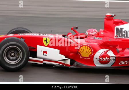 L'Allemand Michael Schumacher pilote de Formule 1 de la Scuderia Ferrari en action au cours de la troisième session d'essais pour le Grand Prix de Chine sur le Circuit International de Shanghai, près de Shanghai, Chine, le samedi 30 septembre 2006. 2006 Le Grand Prix de Chine de Formule 1 aura lieu le dimanche 01 octobre 2006. Photo : dpa Gero Breloer Banque D'Images