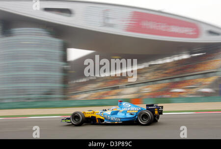 Pilote de Formule 1 espagnol Fernando Alonso de Renault F1 en action au cours de la troisième session d'essais pour le Grand Prix de Chine sur le Circuit International de Shanghai, près de Shanghai, Chine, le samedi 30 septembre 2006. 2006 Le Grand Prix de Chine de Formule 1 aura lieu le dimanche 01 octobre 2006. Photo : dpa Gero Breloer Banque D'Images