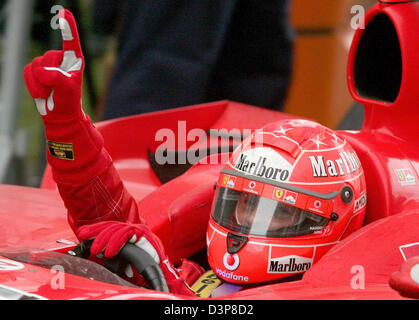 L'Allemand Michael Schumacher pilote de Formule 1 de la Scuderia Ferrari célèbre après qu'il a remporté le Grand Prix de Chine sur le Circuit International de Shanghai, près de Shanghai, Chine, dimanche, 01 octobre 2006. Photo : Gero Breloer Banque D'Images