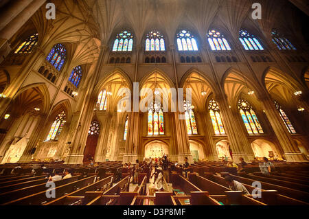 Les magnifiques ornements de l'intérieur de l'édifice néo-gothique de la Cathédrale St Patrick à Midtown Manhattan, New York. Banque D'Images