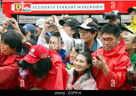 Les spectateurs se rassembler devant Scuderria Ferrari's garage à l'hippodrome à Suzuka, au Japon, le jeudi 05 octobre 2006. Les japonais de F1 Grand Prix aura lieu le dimanche 08 octobre 2006. Photo : Carmen Jaspersen Banque D'Images