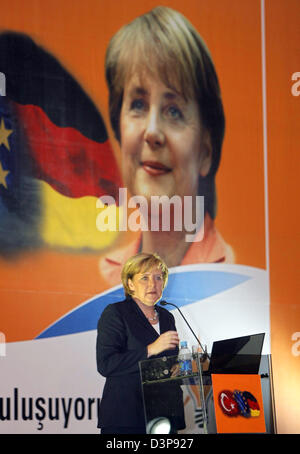 La chancelière allemande Angela Merkel prononce un discours dans le cadre de la soirée repas pour rompre le jeûne quotidien pendant le mois du Ramadan islamique avec le Premier ministre Erdogan Turquie Istanbul, Turquie, le jeudi 05 octobre 2006. Merkel est sur un voyage de deux jours à la Turquie pour des entretiens bilatéraux. Photo : Grimm par les pairs Banque D'Images