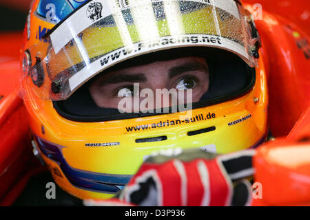 Formule Un pilote d'essai allemand Adrian Sutil de Spyker MF1 Midland (ancien) est assis dans sa voiture pendant une session d'exercice pratique pour le Grand Prix du Japon au Suzuka International Racing Course Suzuka, Japon, vendredi, 06 octobre 2006. 2006 Le Grand Prix du Japon de Formule 1 aura lieu ici le dimanche, 08 octobre. Photo : Gero Breloer  + + +(c) afp - Bildfunk + + + Banque D'Images