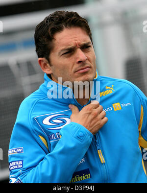 L'Italien Giancarlo Fisichella pilote de Formule 1 de Renault F1 se bloque dans le paddock au Suzuka International Racing course à Suzuka, Japon, vendredi, 06 octobre 2006. 2006 Le Grand Prix du Japon de Formule 1 aura lieu ici le dimanche, 08 octobre. Photo : Carmen Jaspersen Banque D'Images