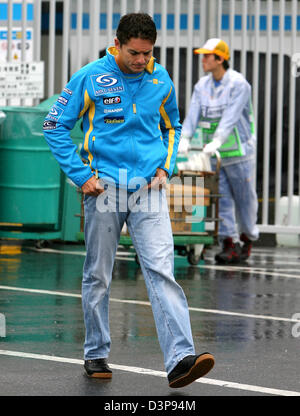 L'Italien Giancarlo Fisichella pilote de Formule 1 de Renault F1 marche dans la pluie à l'enclos de la Suzuka International Racing course à Suzuka, Japon, vendredi, 06 octobre 2006. 2006 Le Grand Prix du Japon de Formule 1 aura lieu ici le dimanche, 08 octobre. Photo : Carmen Jaspersen Banque D'Images