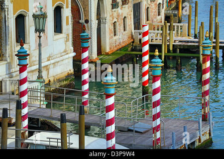 Le rouge et blanc à rayures posts gondoles sur le Grand Canal, à Venise, Italie Banque D'Images