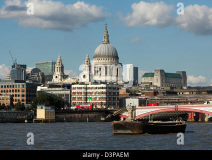 St.Paul's Cathedral et Blackfriars Bridge sur la Tamise à Londres. Banque D'Images