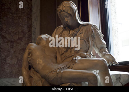 Une copie de la Pietà de Michel-Ange la sculpture à l'entrée du Vatican galeries d Banque D'Images