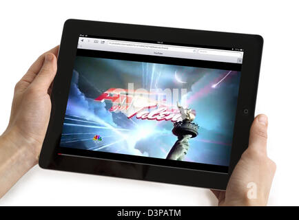 Regardez un flux vidéo d'America's Got Talent sur YouTube sur un iPad Banque D'Images