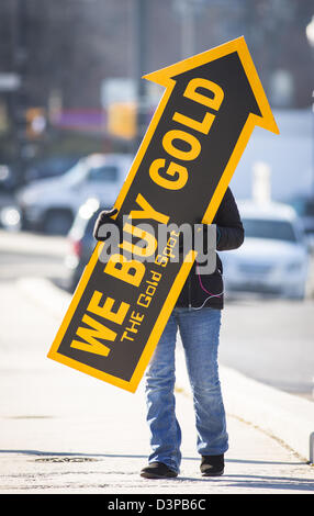 ARLINGTON, VIRGINIA, USA - Femme nous acheter de l'or signer sur trottoir pour attirer les clients. Banque D'Images